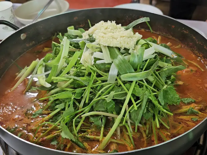 푸짐하게 담긴 미나리와 다진 마늘