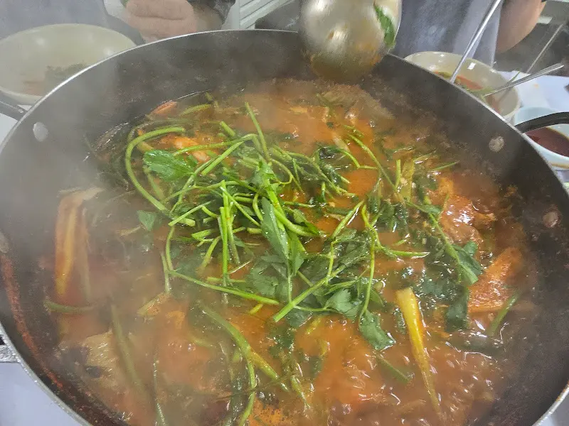미나리가 올려진 매운탕