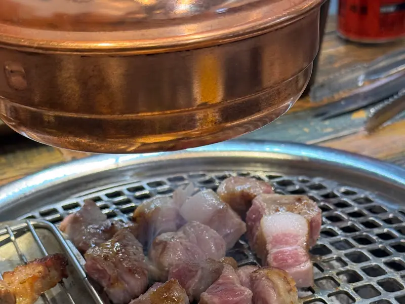 숯불 위에서 맛있게 익어가는 제주 돼지고기
