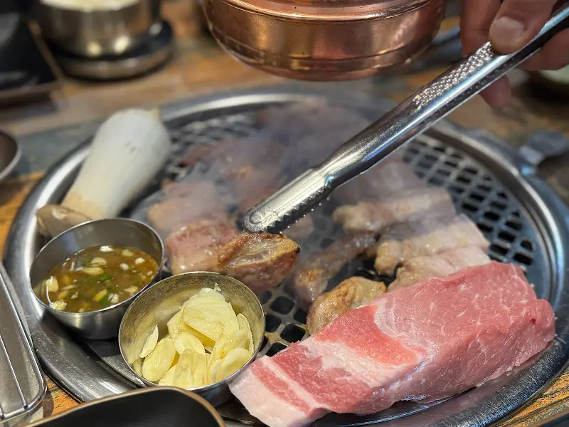 잘 구워진 돼지고기와 멜젓, 마늘