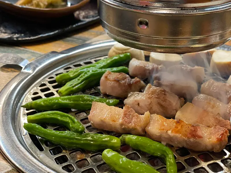 잘 구워진 고기와 꽈리고추