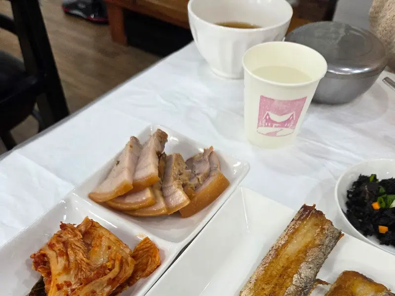 장원꽃게장의 밑반찬인 수육과 김치 사진