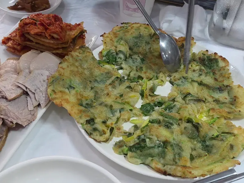 장원꽃게장의 부추전과 수육