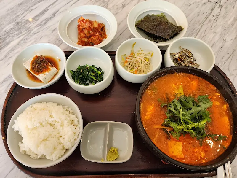 다채로운 반찬 구성