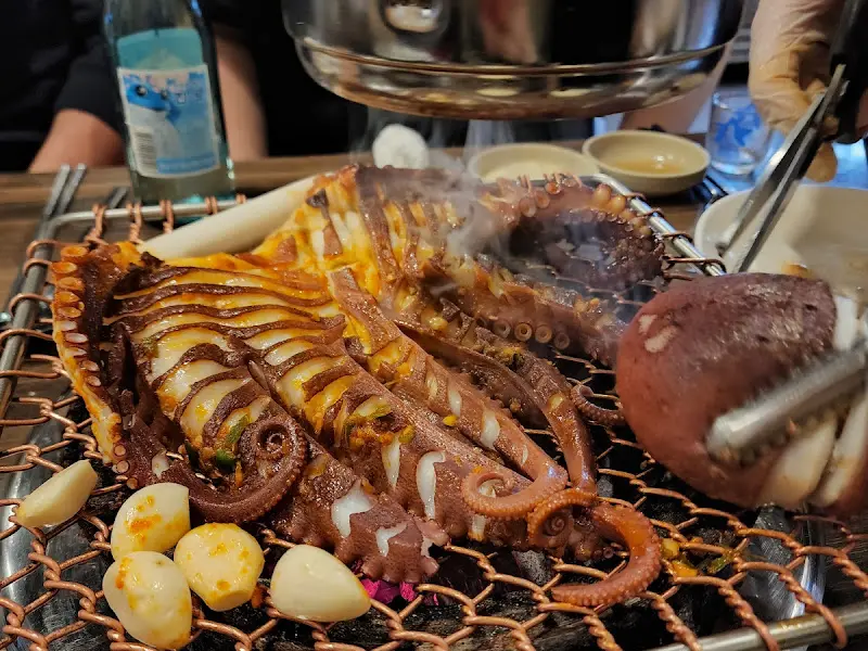 숯불 위에서 익어가는 문어