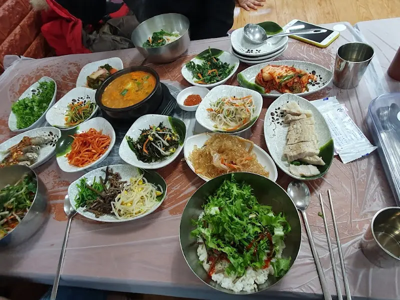 보리밥과 다양한 반찬들