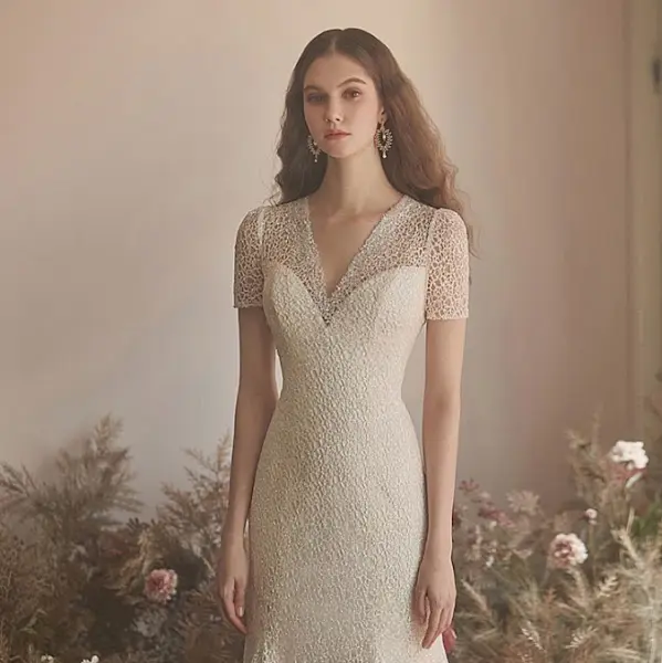 우아한 드레스를 입은 여성