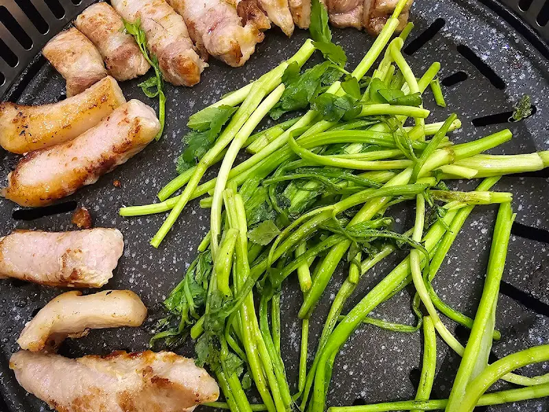 구로돈가 고기 구워주는 모습