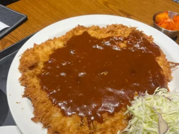 추억과 힙함이 공존하는 곳, 성수 맛집 홍익돈까스에서 느끼는 행복