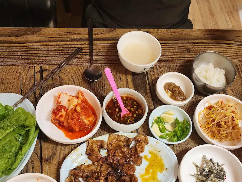 숯불돼지구이와 밑반찬