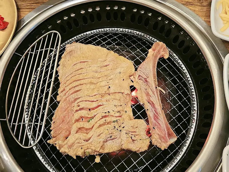 숯불 위에 구워지는 돼지갈비