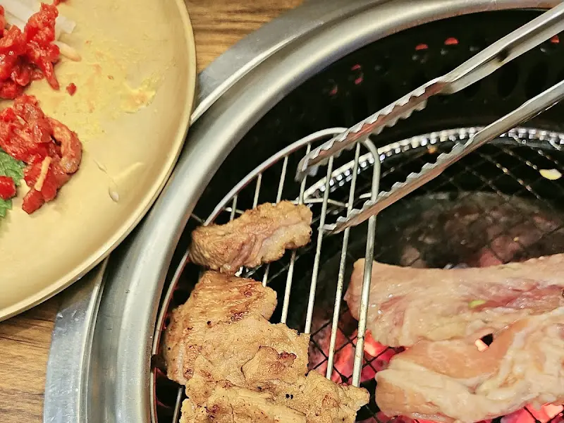 노릇노릇 익어가는 돼지갈비