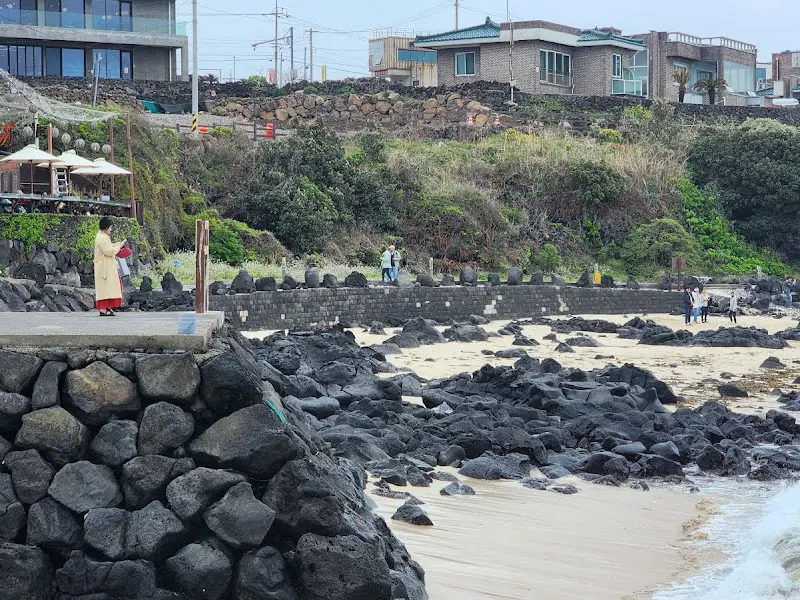 애월 해안가의 카페 건물