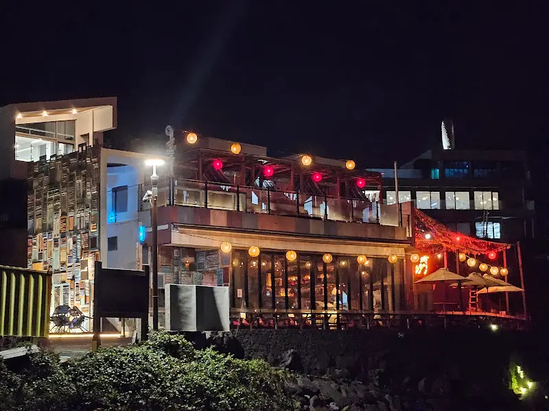 밤에 촬영한 카페 건물