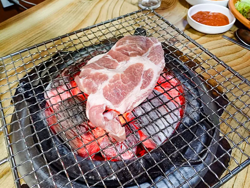 숯불 위에서 맛있게 익어가는 목살