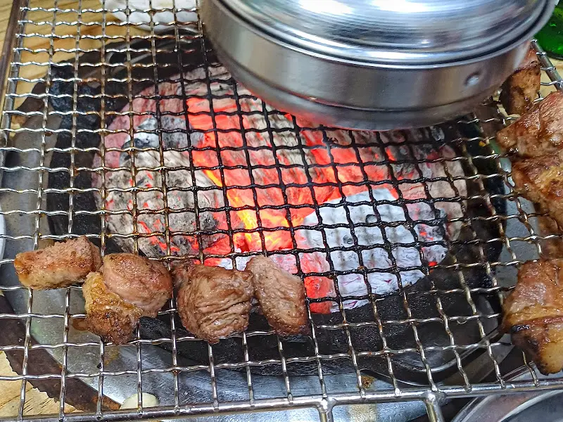 숯불의 화력으로 구워지는 목살