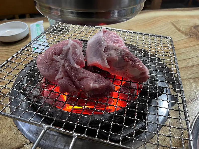 숯불 위에서 익어가는 목살