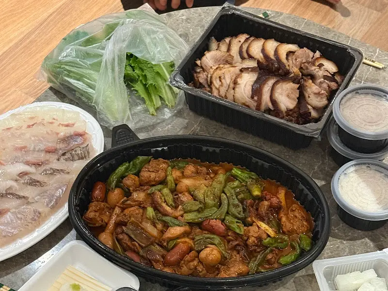 닭볶음과 함께 차려진 한 상