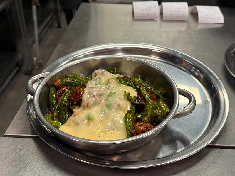 치즈 토핑이 녹아내린 닭볶음