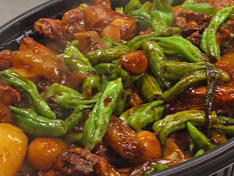 윤기가 좔좔 흐르는 닭볶음