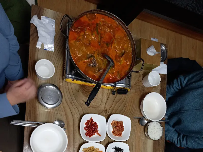 동태탕과 밑반찬 한 상 차림