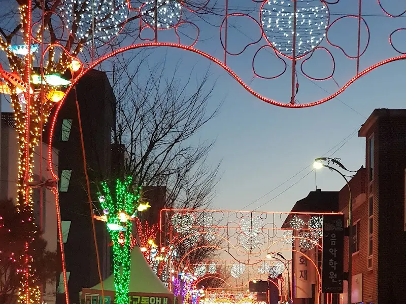 화려한 조명이 켜진 거리