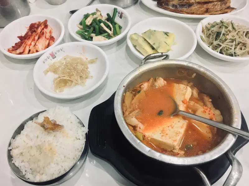 순두부찌개와 밥, 그리고 다양한 반찬들