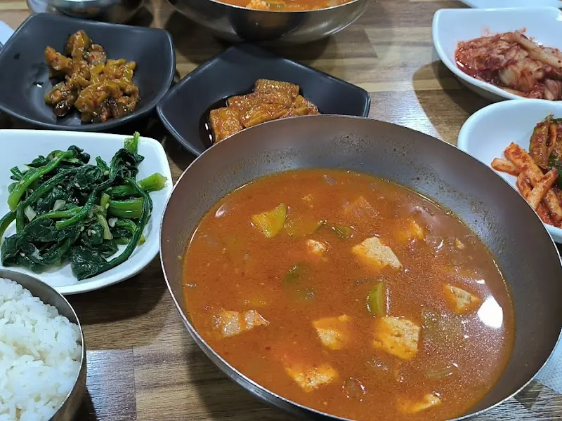 푸짐한 반찬과 함께 즐기는 찌개