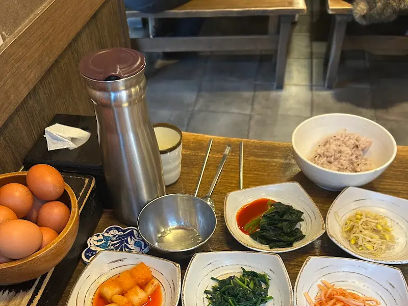 테이블 위에 놓인 계란 바구니