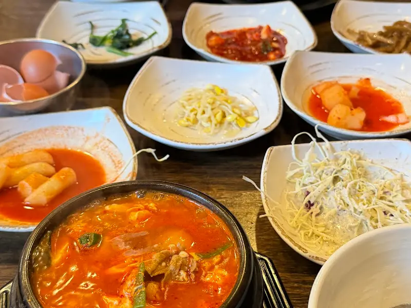해물 순두부찌개와 반찬