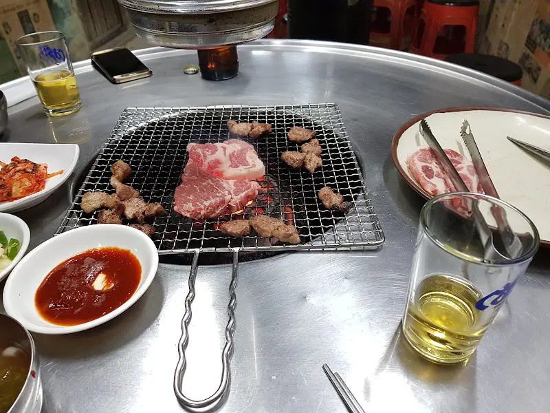 불판 위의 목살과 막창