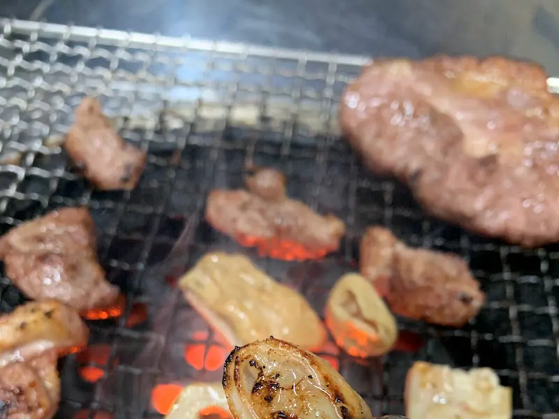 불판 가득 채운 목살과 막창