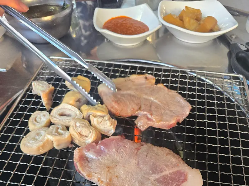 불판 위 목살과 막창