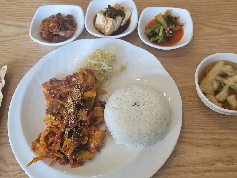 푸짐한 밑반찬과 제육덮밥 한 상 차림