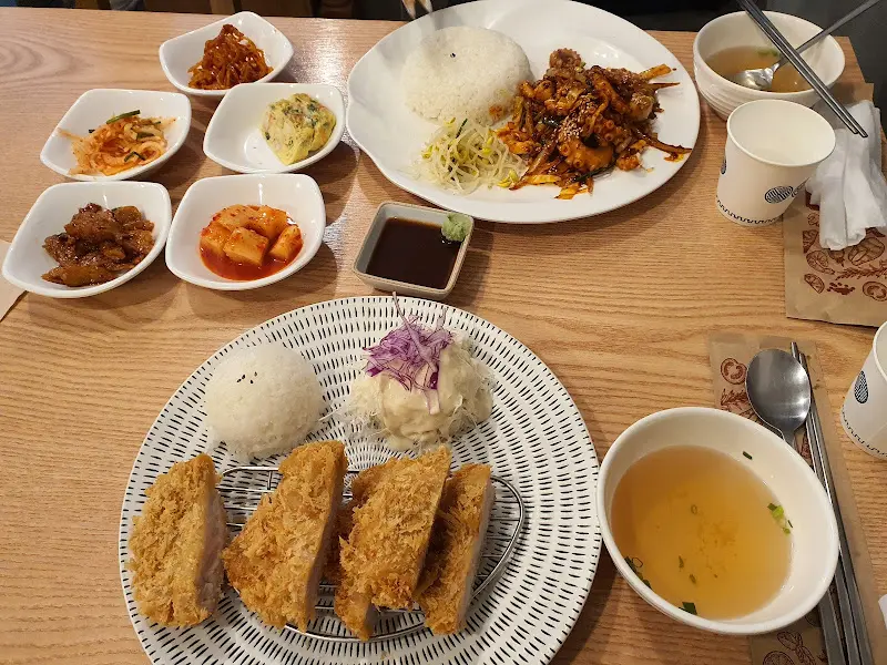 두툼하고 바삭한 돈가스