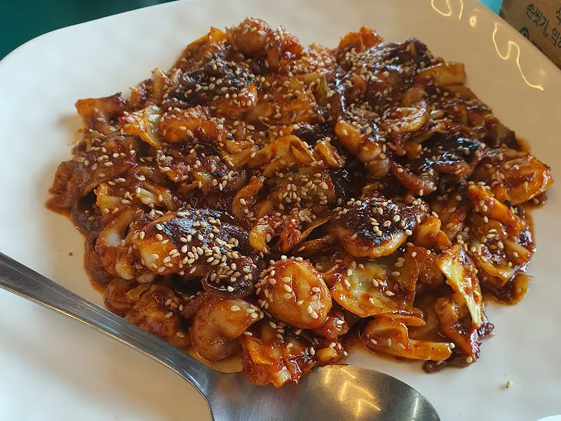 매콤한 양념에 윤기 흐르는 주꾸미 볶음