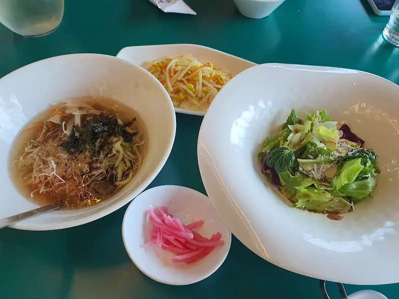 곁들임 찬들과 샐러드의 조화