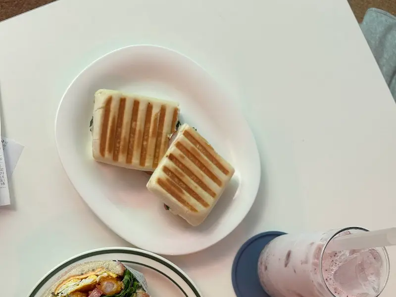 오늘, 여기 샌드위치와 음료