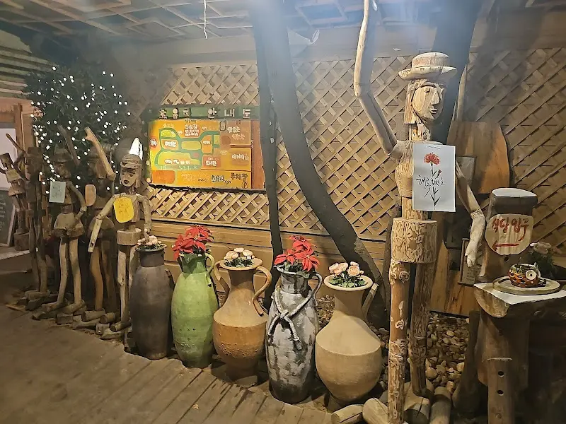 초유지 내부 장식