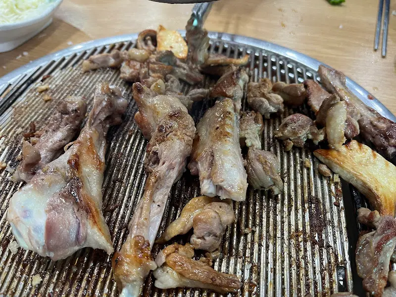 잘 구워진 오리 소금구이