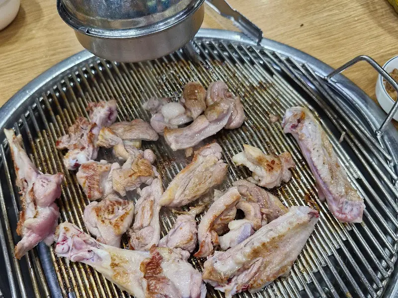 불판 위에서 익어가는 오리 소금구이