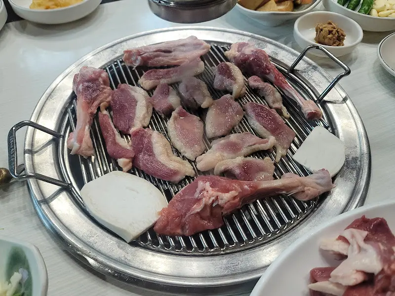 불판에 구워지는 오리고기