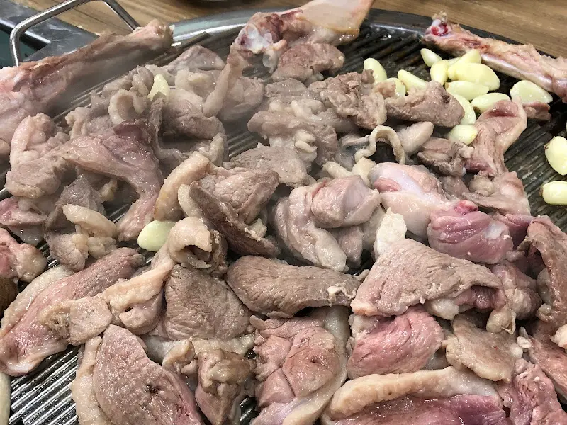 노릇하게 구워진 오리고기