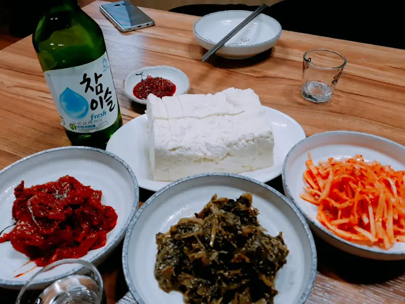 두부와 밑반찬, 그리고 술 한 잔