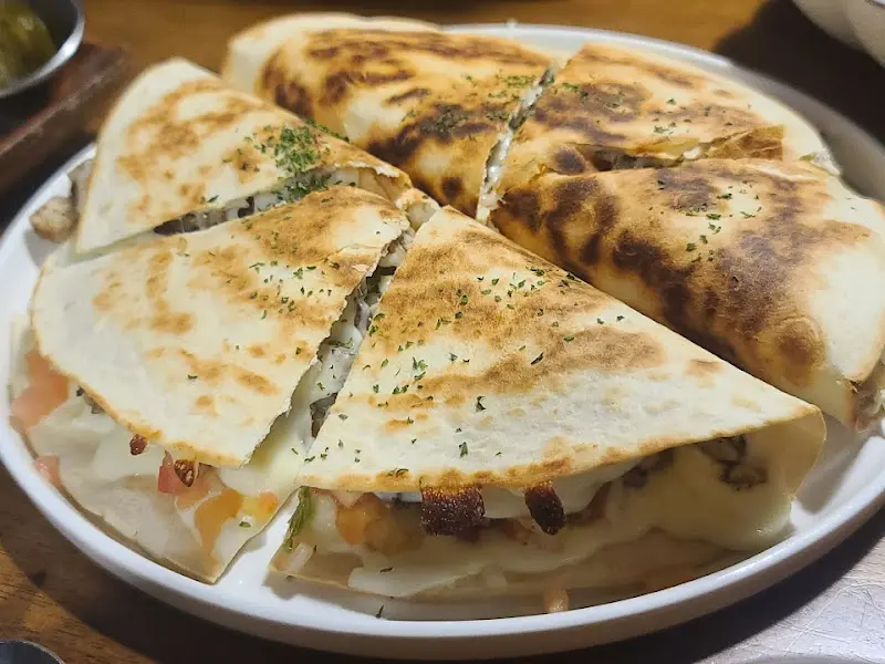 두 가지 맛을 한 번에 즐길 수 있는 반반 퀘사디아