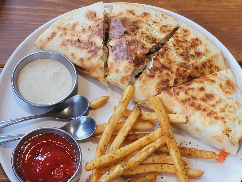 푸짐한 퀘사디아 한 상 차림