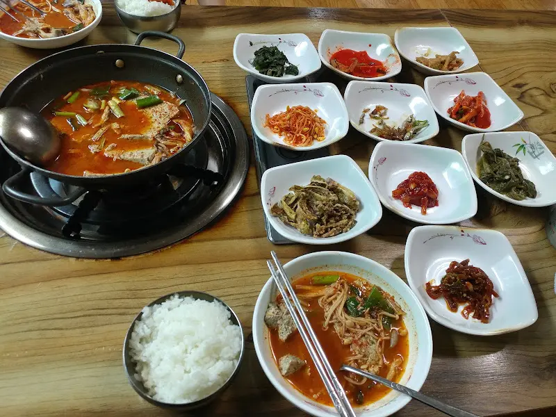 푸짐한 뭉텅이찌개 한 상 차림