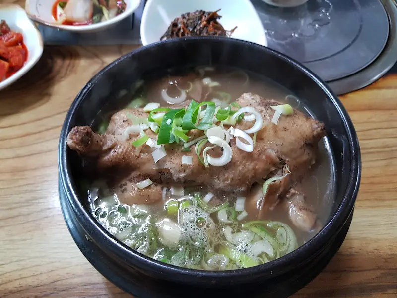 정갈하게 담겨 나온 삼계탕