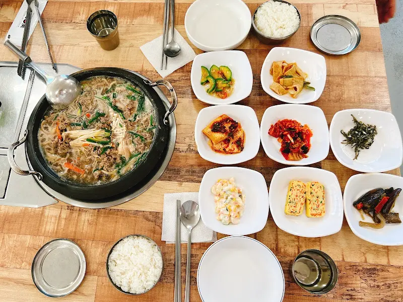 푸짐한 밑반찬과 버섯불고기 한 상 차림