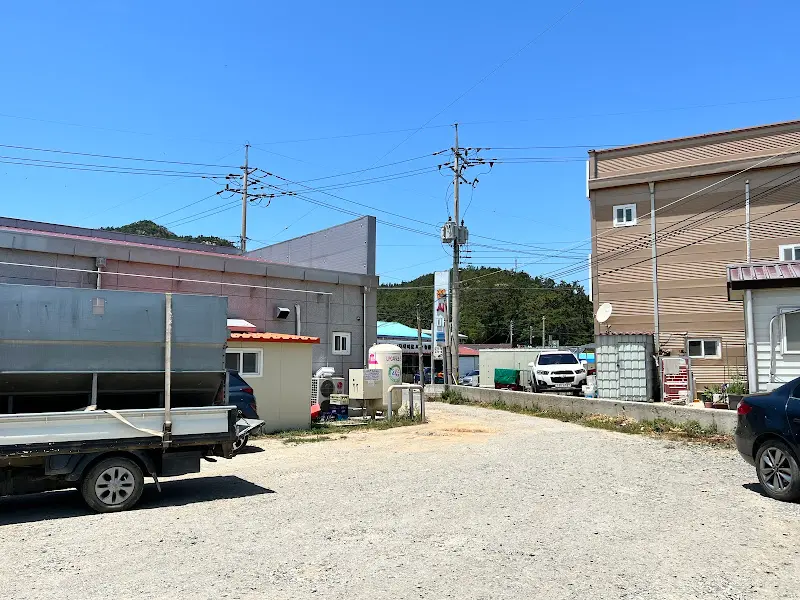 신안맛집 건물 뒷편 주차장